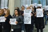 Protest pracowników sądu w Poznaniu - nie mogą strajkować, więc pikietowali w czasie przerwy w pracy [ZDJĘCIA, WIDEO]