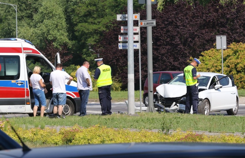 Zderzenie na skrzyżowaniu ulic Zagnańskiej i Łódzkiej w Kielcach. Kobieta została zabrana do szpitala