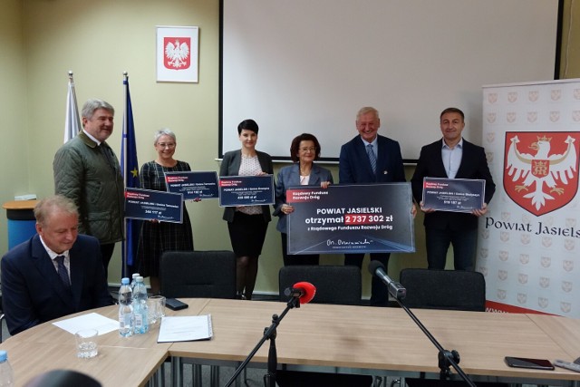 Wręczenie symbolicznych czeków samorządowcom odbyło się w Starostwie Powiatowym w Jaśle