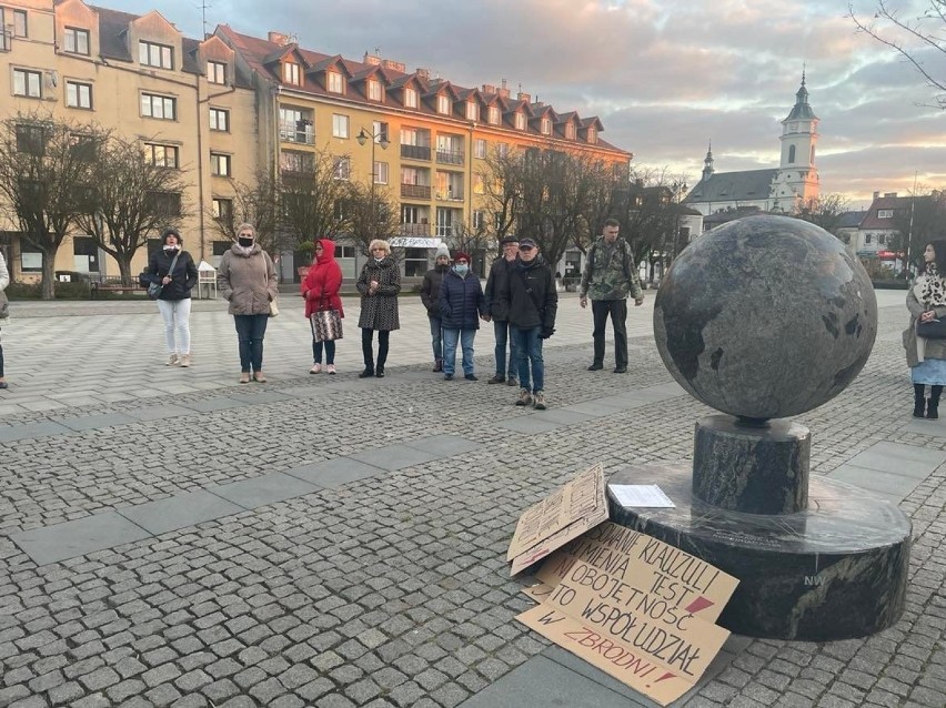 "Marsz dla Izy" w Ostrowcu. Były hasła "Ani jednej więcej" i "Nie jestem kretynką" oraz apele do lekarzy (ZDJĘCIA)