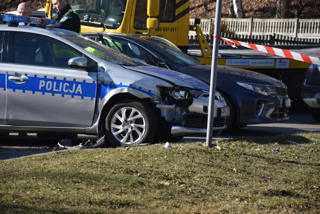 Uciekinier rozbił policyjną Kię i Toyotę.