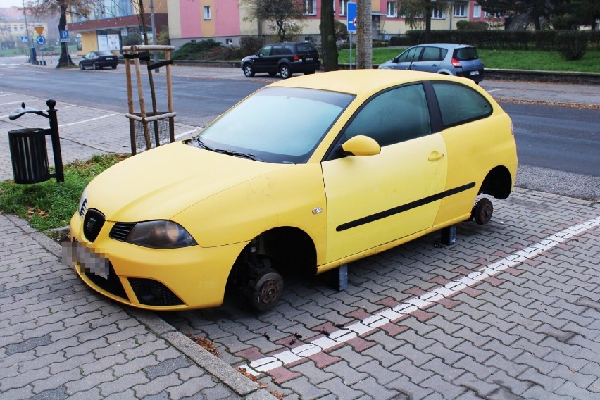 Złodzieje ukradli wszystkie koła z auta w Głogowie