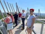 Rocznica otwarcia wieży widokowej w Szczawnie - Zdroju. Burmistrz witał turystów i rozdawał upominki