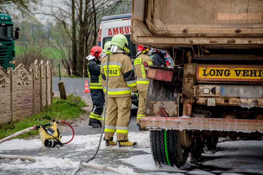 Czołowe zderzenie ciężarówek na obwodnicy Czarnego Boru! Droga zablokowana (ZDJĘCIA)