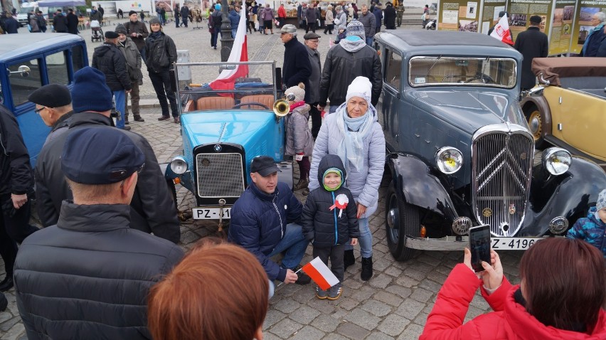 Auta z okresu II RP zaparkowały na Starym Rynku w Bydgoszczy [zdjęcia, wideo]