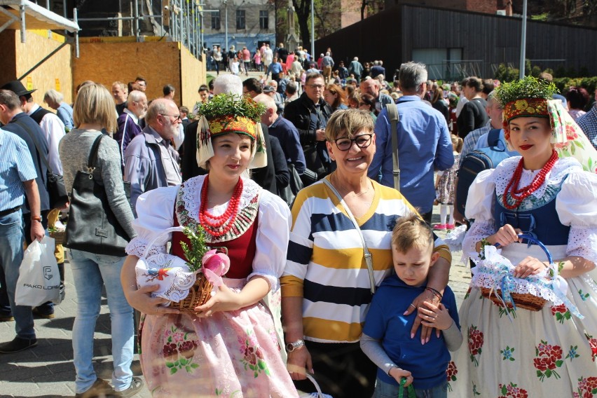 Święcenie pokarmów w strojach śląskich w Bytomiu-Rozbarku. To już tradycja. ZDJĘCIA