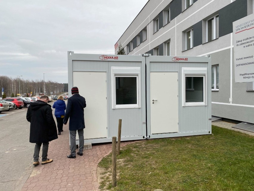 Kontenery dla pacjentów szpitala w Starachowicach. Będą służyć za poczekalnie [ZDJĘCIA]