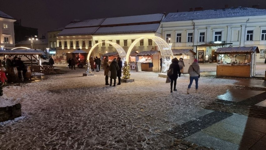 Jarmark Bożonarodzeniowy na kieleckim Rynku. Zobaczcie, co się działo w piątek (WIDEO, zdjęcia)