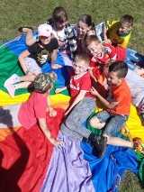 Dzieci bawiły się na kolorowym festynie w Krzcinie