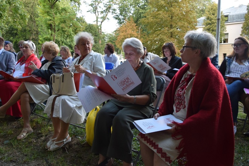 W Parku Miejskim w Sandomierzu czytano "Ballady i Romanse" Adama Mickiewicza. Uczestnicy akcji w pięknych strojach