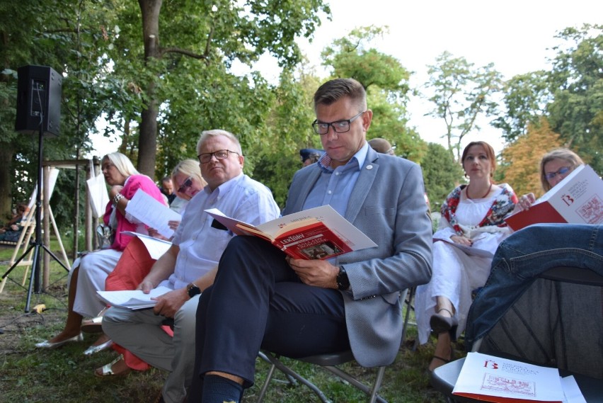 W Parku Miejskim w Sandomierzu czytano "Ballady i Romanse" Adama Mickiewicza. Uczestnicy akcji w pięknych strojach