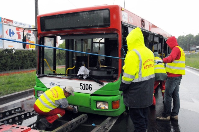 Wypadek na ul. Krochmalnej: Ciężarówka uderzyła w autobus