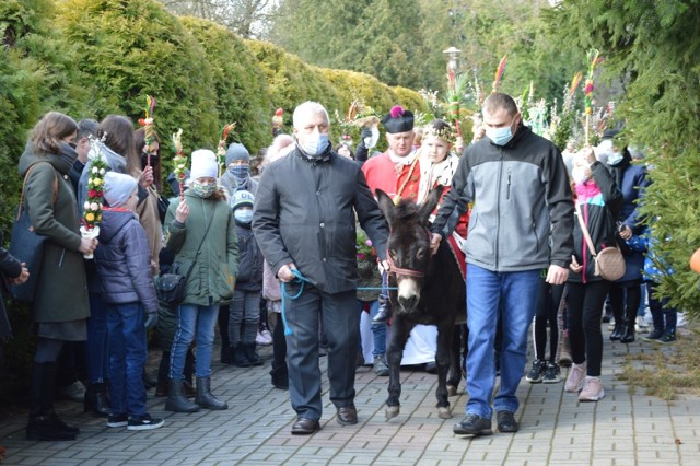 Niedziela palmowa w parafii Narodzenia NMP przy ul. Kościuszki w  Bełchatowie. Procesja z osiołkiem, 28.03.2021