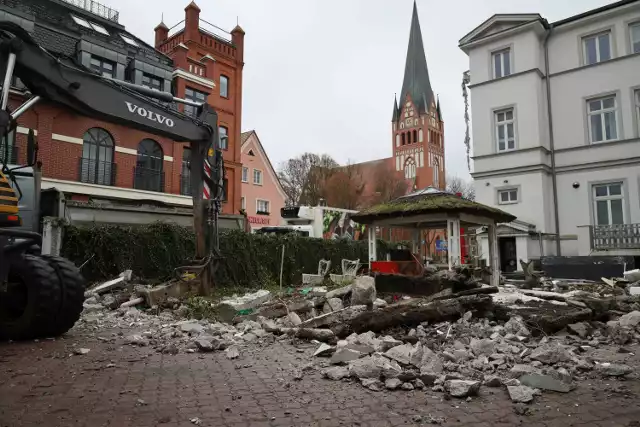 Znika mur odgradzający dawny ogródek przy Sint Ji