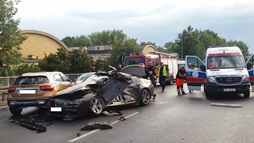 Zabrze: Wypadek na DTŚ. BMW zderzyło się z ciężarówką. Kierowca nie żyje [ZDJĘCIA]