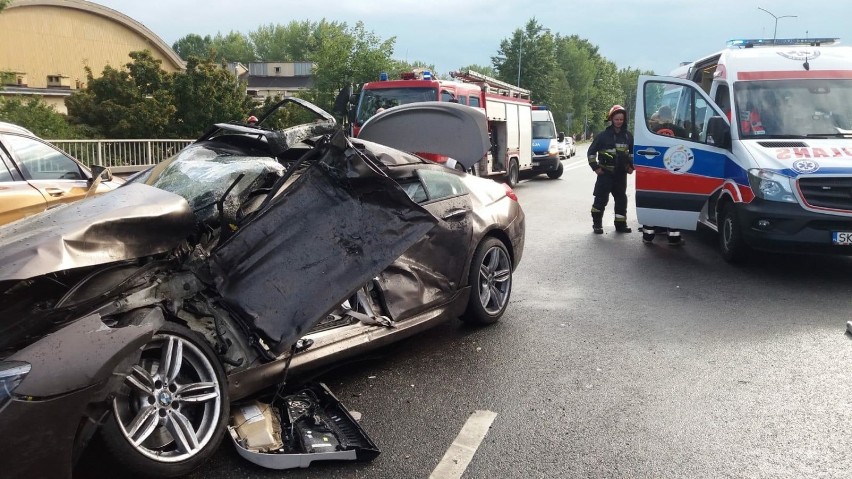 Zabrze: Wypadek na DTŚ. BMW zderzyło się z ciężarówką. Kierowca nie żyje [ZDJĘCIA]