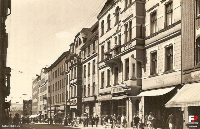  1957 
Ulica Juliusza Słowackiego w Wałbrzychu, na chodniku tłumy 