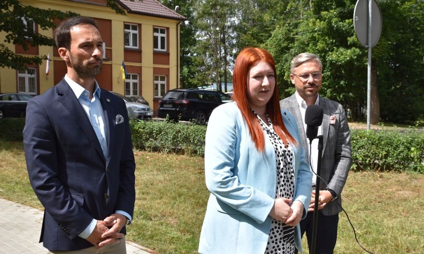 Od lewej: burmistrz Rypina Paweł Grzybowski, wiceminister...