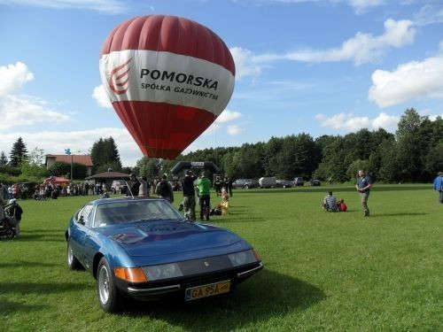 Chmielno. Sobotnia Pogoń za balonem -jak  podnoszono balon na stadionie - zdjęcia i filmiki