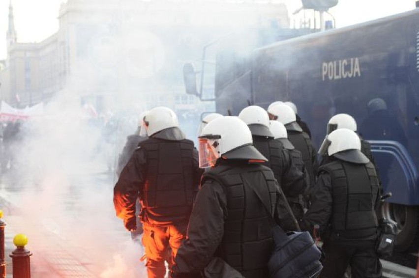 Policjanci opatrują rany po zamieszkach [wideo]