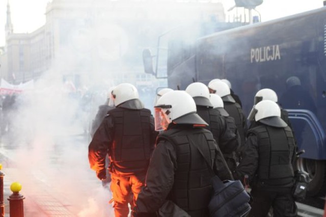 Policjanci opatrują rany po zamieszkach [wideo]