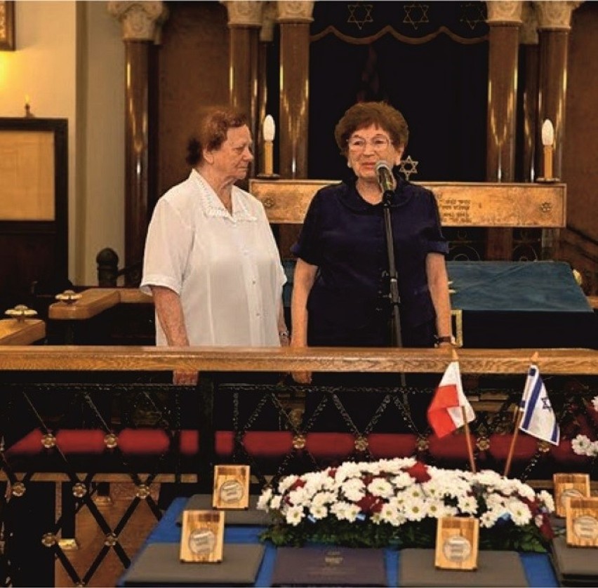 Zofia Bublik (po lewej) z prof. Ruth Letan podczas wręczenia tytułu Sprawiedliwy wśród Narodów Świata w Synagodze Nożyków w Warszawie (2009 rok)