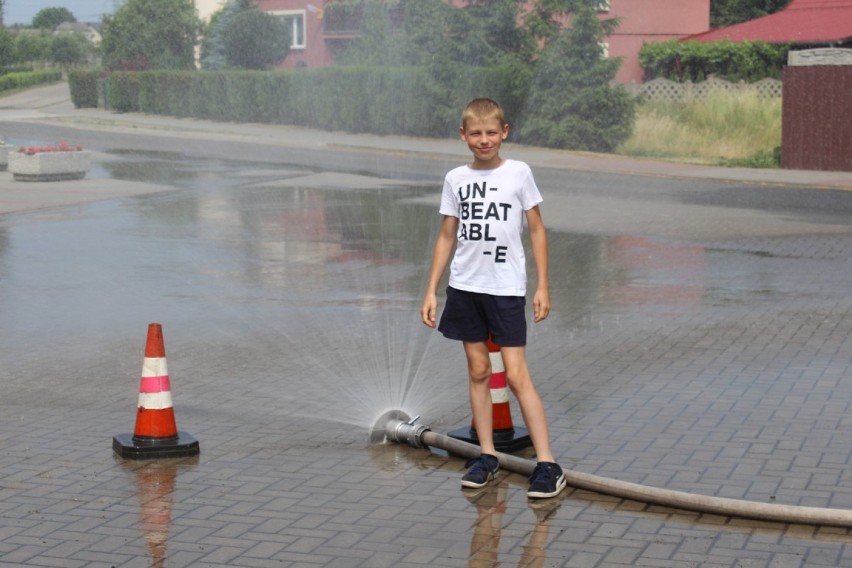 Dzień Dziecka w Chrośnicy. Przedstawienie Kaczka Dziwaczka, gry i zabawy dla dzieci