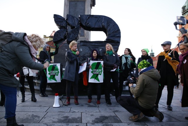 Pustki na proteście "Legalna Aborcja Teraz". Przyszło niecałe sto osób