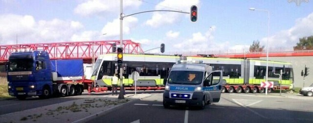 Policjanci przez dwie godziny prowadzili pilotaż samochodu z naczepą na której stał tramwaj.