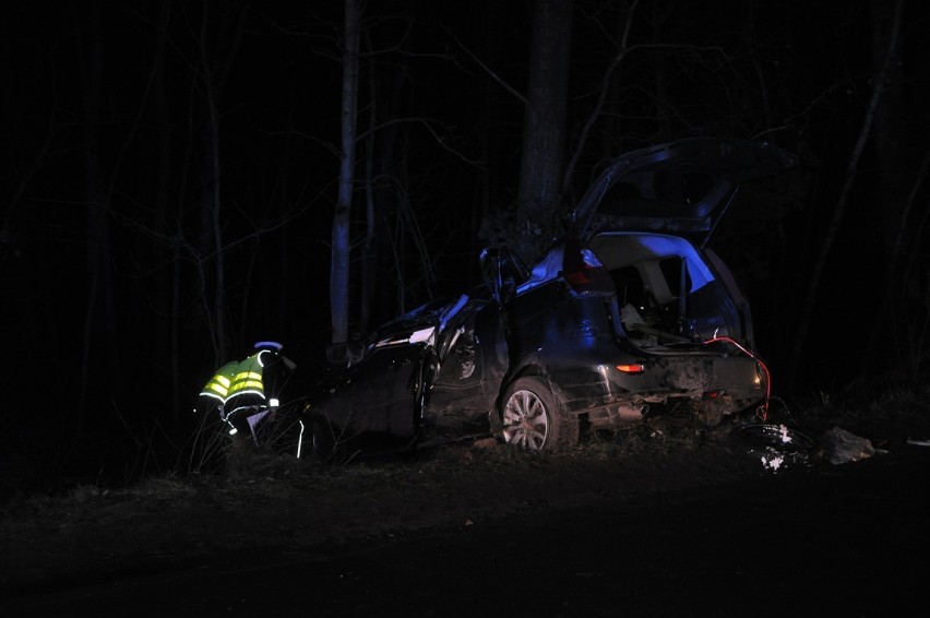 Wypadek: na trasie Śrem - Gaj dachowało auto. Dwie osoby w...