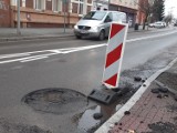 Uwaga na ul. Konstytucji 3 Maja. Dziura w centrum Goleniowa