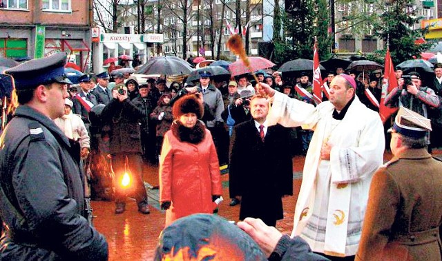 Po uroczystym odsłonięciu pomnika "Żołnierza zwycięzcy" w Gołonogu właśnie tu odbywają się 11 listopada obchody Święta Niepodległości