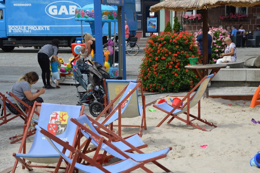 Mini plaża na żarskim rynku zaprasza nie tylko najmłodszych [ZDJĘCIA]