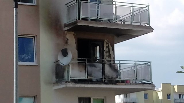 Do pożaru doszło w środę 1 sierpnia po godz. 14.00. - Zapaliło się wyposażenie balkonu. Strażacy szybko opanowali sytuację - mówi Bartłomiej Mądry, rzecznik gorzowskich strażaków.


Świadkowie twierdzą, że na balkonie najpierw coś syczało, a później już było słychać wybuch i pojawił się ogień. 

Strażacy oceniają, że był to "mały pożar", chociaż wyglądał naprawdę groźnie. Na miejscu pracowały cztrey zastępy strażaków. Wezwanie o zdarzeniu strażacy otrzymali o godz. 14.18, a o godz. 14.55 wszyscy byli już na miejscu w bazie.
-&nbsp;Prawdopodobną przyczyną pożaru było zaprószenie ognia - mówi Bartłomiej Mądry.

Na  balkonie paliło się jego wyposażenie. Ogień nie wdarł się do mieszkania. 

WIDEO: Pożar Collegium Polonicum w Słubicach
