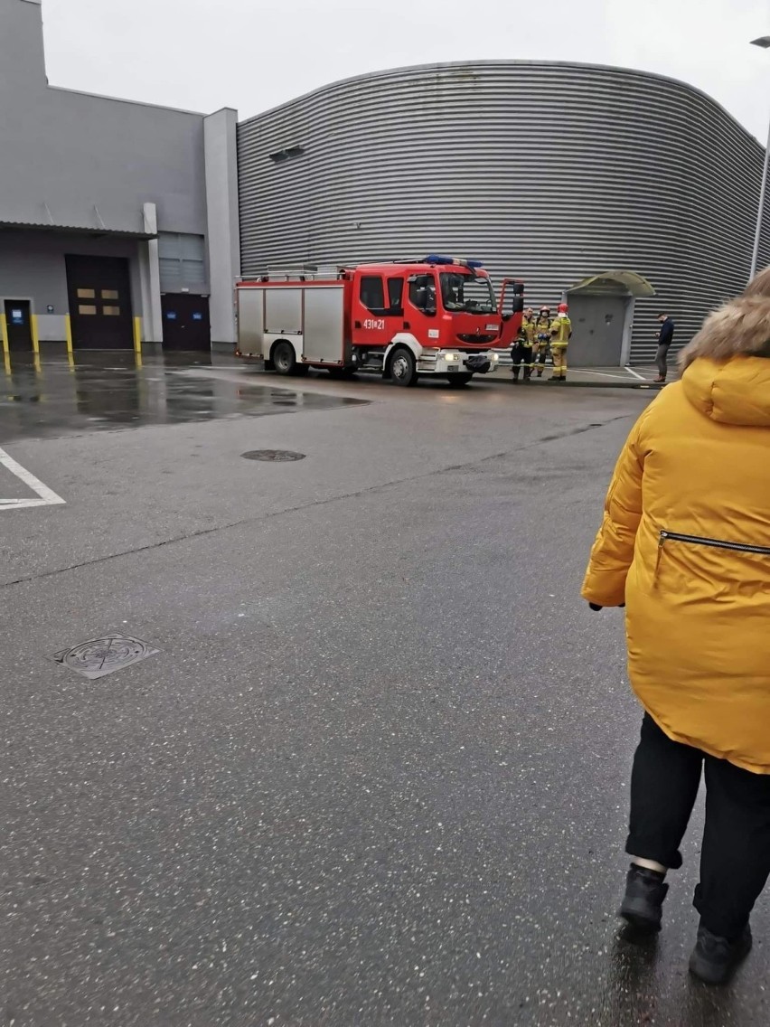 Ewakuacja Centrum Handlowego Riviera w Gdyni 4.01.2021 r. Strażacy otrzymali zgłoszenie o podejrzeniu podłożenia ładunku wybuchowego