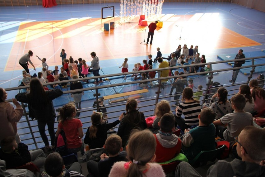 Spektakl w hali sportowej Szkoły Podstawowej nr 2 w Złotowie