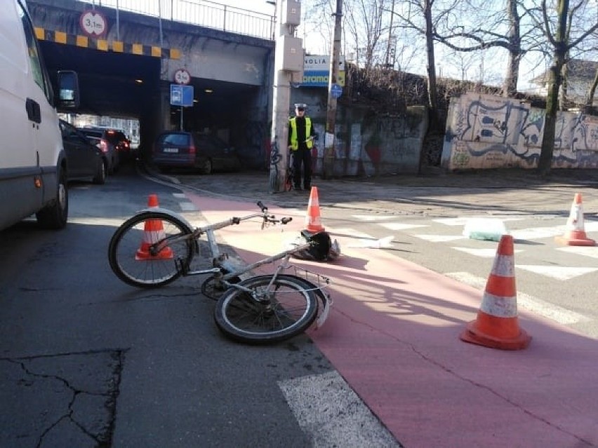 Wrocław. Rowerzysta potrącony na Trzebnickiej (ZDJĘCIA)