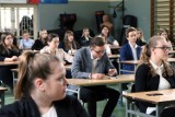 Matury czas zacząć! Licealiści piszą egzamin z polskiego. Zobacz zdjęcia z VI LO w Lublinie