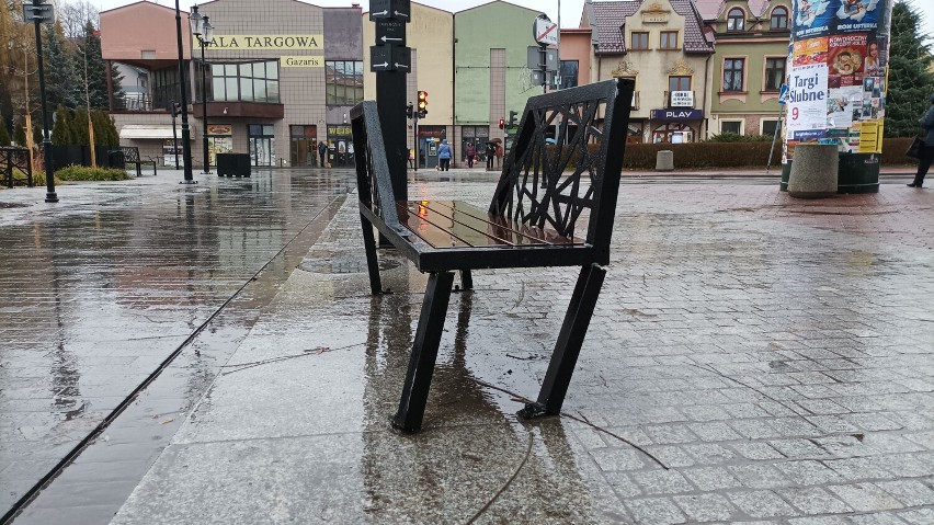 Uszkodzona ławka na ulicy Solnej w Bochni, 5.01.2022