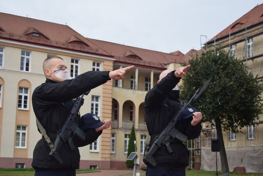 Gdynia: Przysięga podchorążych w Akademii Marynarki Wojennej na Oksywiu. Wśród 118 nowych studentów są 24 kobiety!