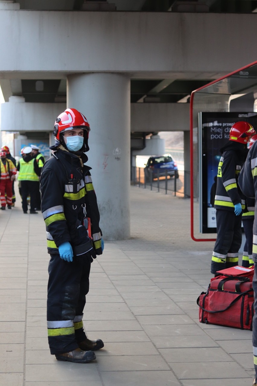 Zderzenie tramwajów na rondzie Starzyńskiego w Warszawie. Dwie osoby hospitalizowane