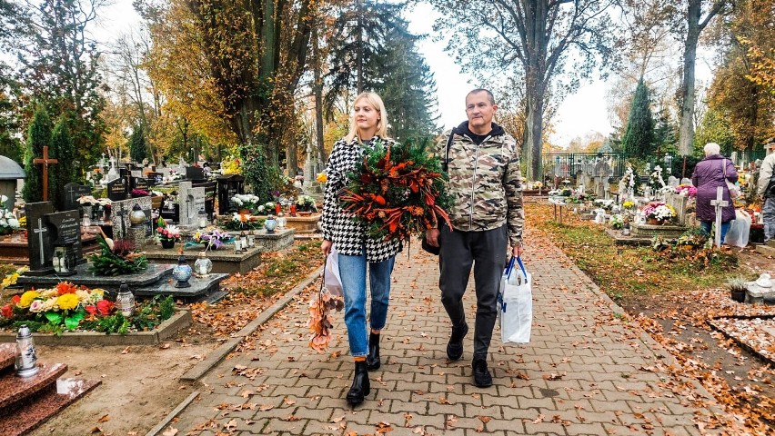 W Żarach od rana mieszkańcy odwiedzają groby swoich...