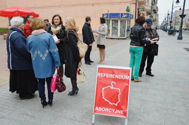 W Łodzi zbierają podpisy pod referendum aborcyjnym