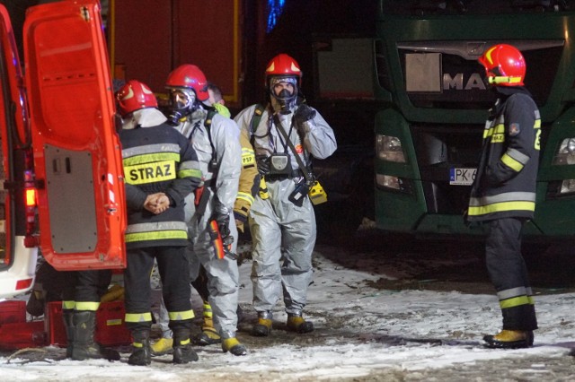 W magazynie, gdzie składowane są nielegalnie chemikalia, kilkukrotnie interweniowali strażacy