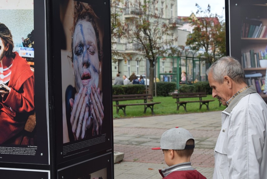 Wystawa „Gnieźnianie Anno Domini 2020” - zdjęcia można podziwiać u zbiegu ulic Łubieńskiego i Chrobrego