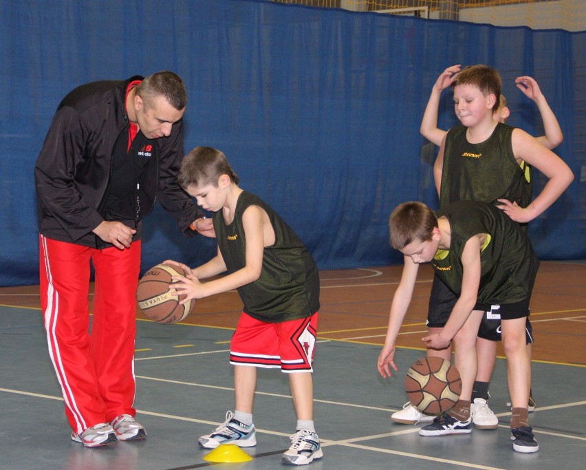 KRÓTKO: Andrzej Pluta założył stowarzyszenie i uczy dzieci koszykówki w Radzionkowie