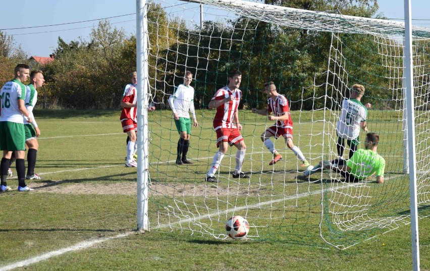 Piłka nożna. Derby V ligi dla Sokoła Zblewo (zdjęcia)