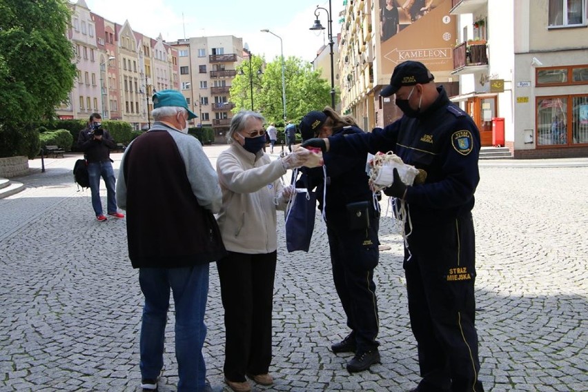 Legniccy strażnicy miejscy byli uzbrojeni w... maseczki. To rozumiemy! [ZDJĘCIA]