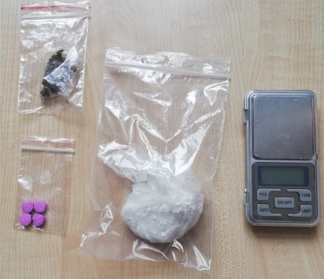 Taką ilość narkotyków przechowywał 28-latek w mieszkaniu w Wąbrzeźnie. Obok waga elektroniczna, na której zważono narkotyki