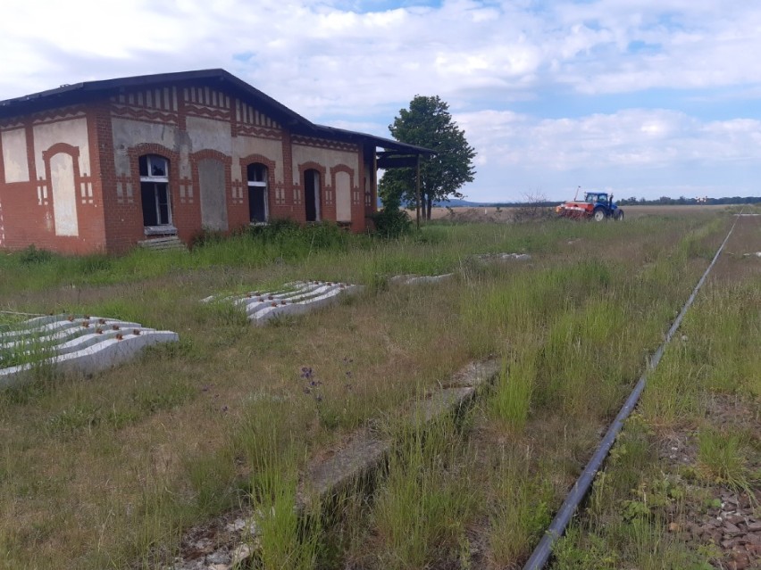 Peron i budynek stacji w Olbrachtowicach leży na linii 285,...